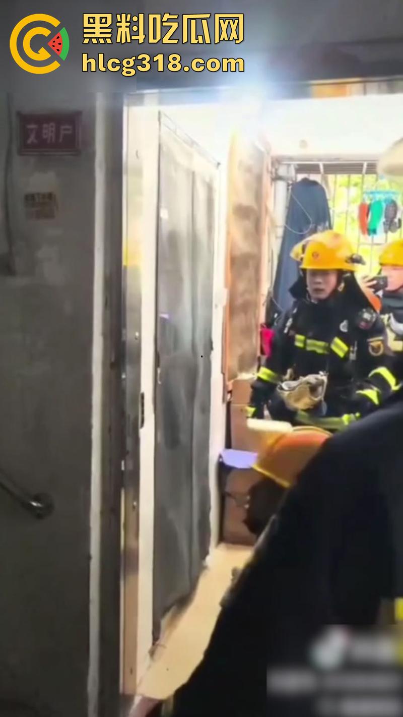 她嘴里的救命很可能是爽翻了，楼下女人大喊救命，邻居拨打119，消防员破门而入竟看到精彩一幕！-6