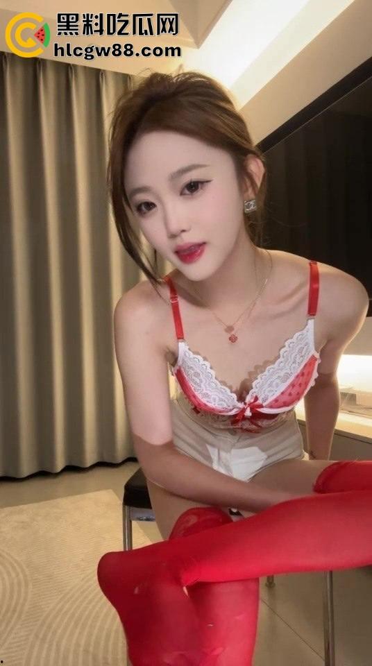 湖北女神【车模伊】SM重口调教男公狗，羞辱舔脚吃黄金小男奴欲仙欲死，喜欢这口的绝不能错过！-1