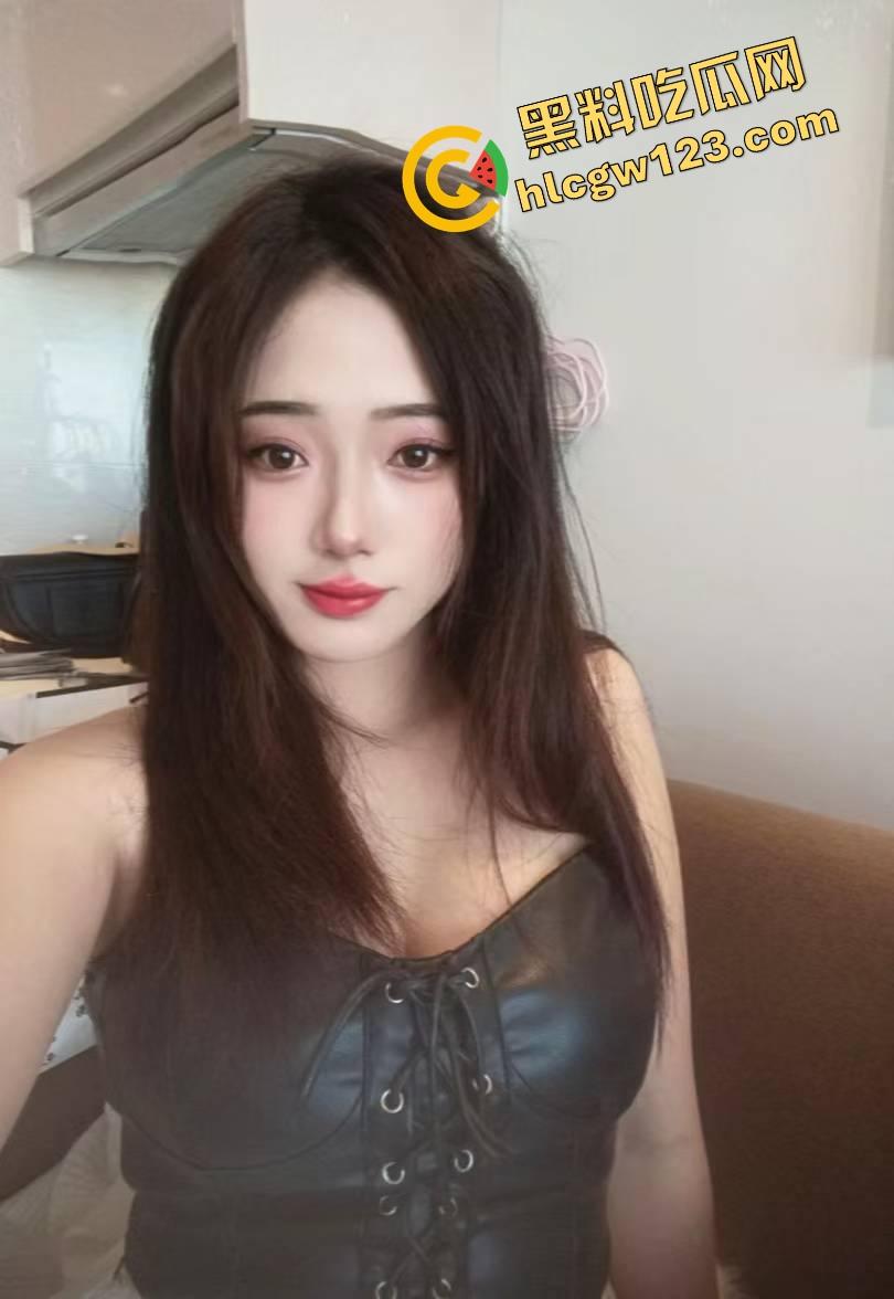 狂野表姐倒贴送逼勾引弟弟被猛虎扑操，躲被窝看黄片发骚钻怀，巨乳乱甩惨穴狂抽射精，哀叫连连！-1