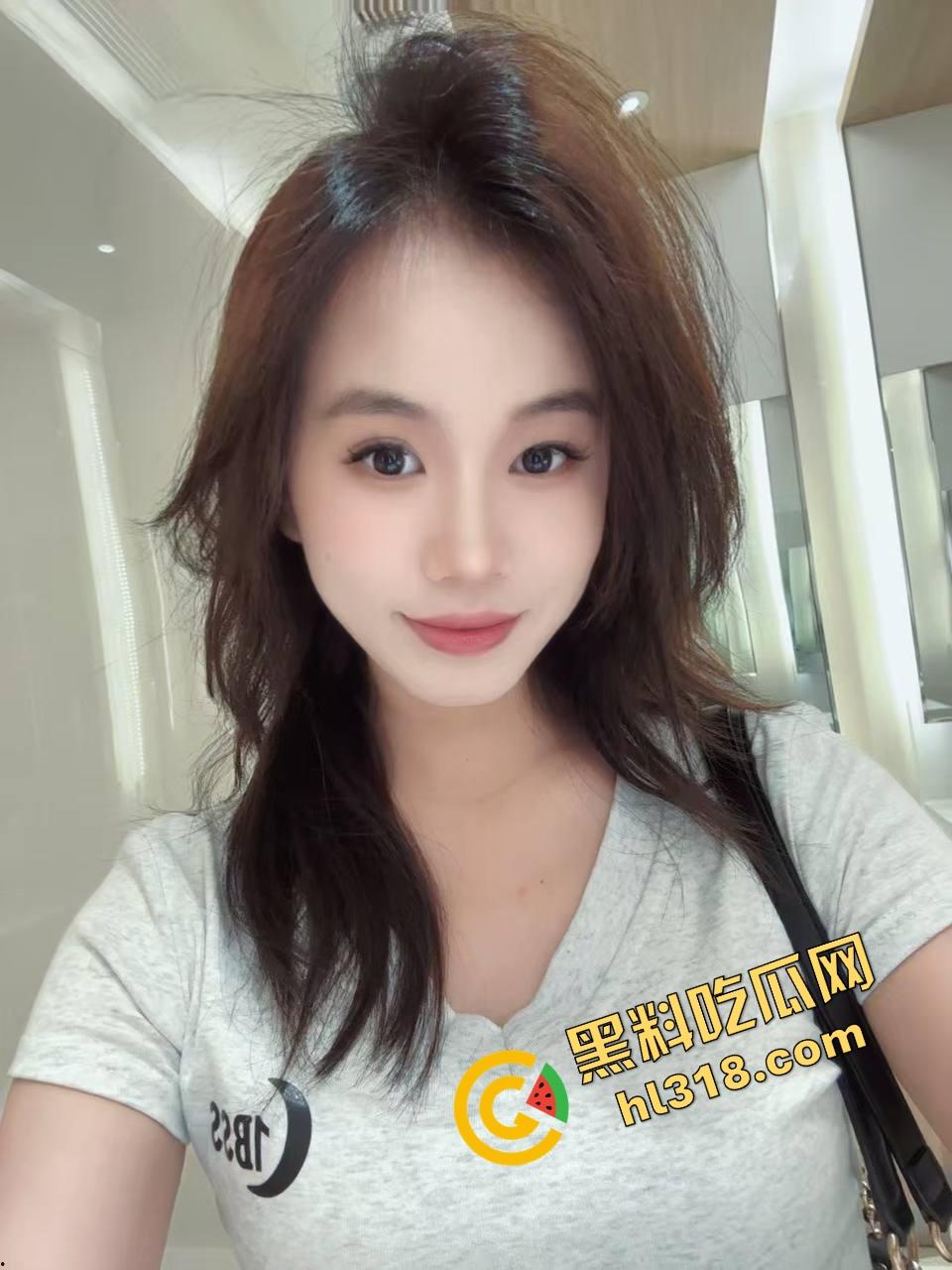 上海心悦传媒老板中午带秘书『张婧』开房，落地窗前女秘书当舔狗跪地含屌，每一口都说是对老板的忠诚！-1