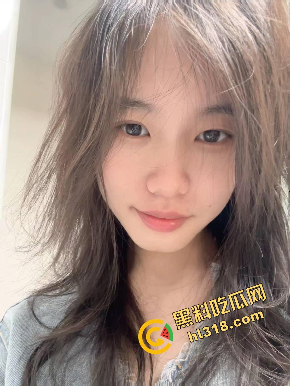 上海心悦传媒老板中午带秘书『张婧』开房，落地窗前女秘书当舔狗跪地含屌，每一口都说是对老板的忠诚！-2