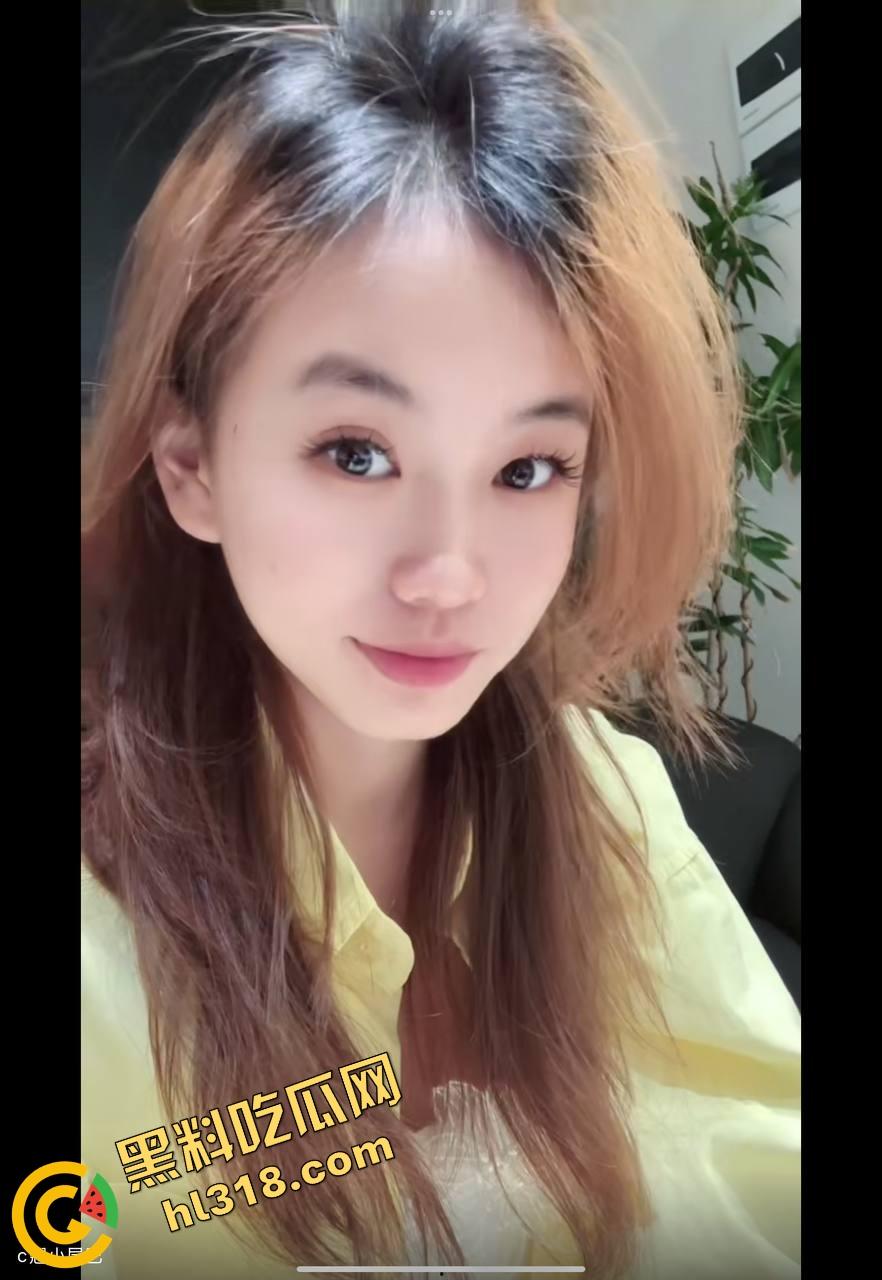 上海心悦传媒老板中午带秘书『张婧』开房，落地窗前女秘书当舔狗跪地含屌，每一口都说是对老板的忠诚！-3