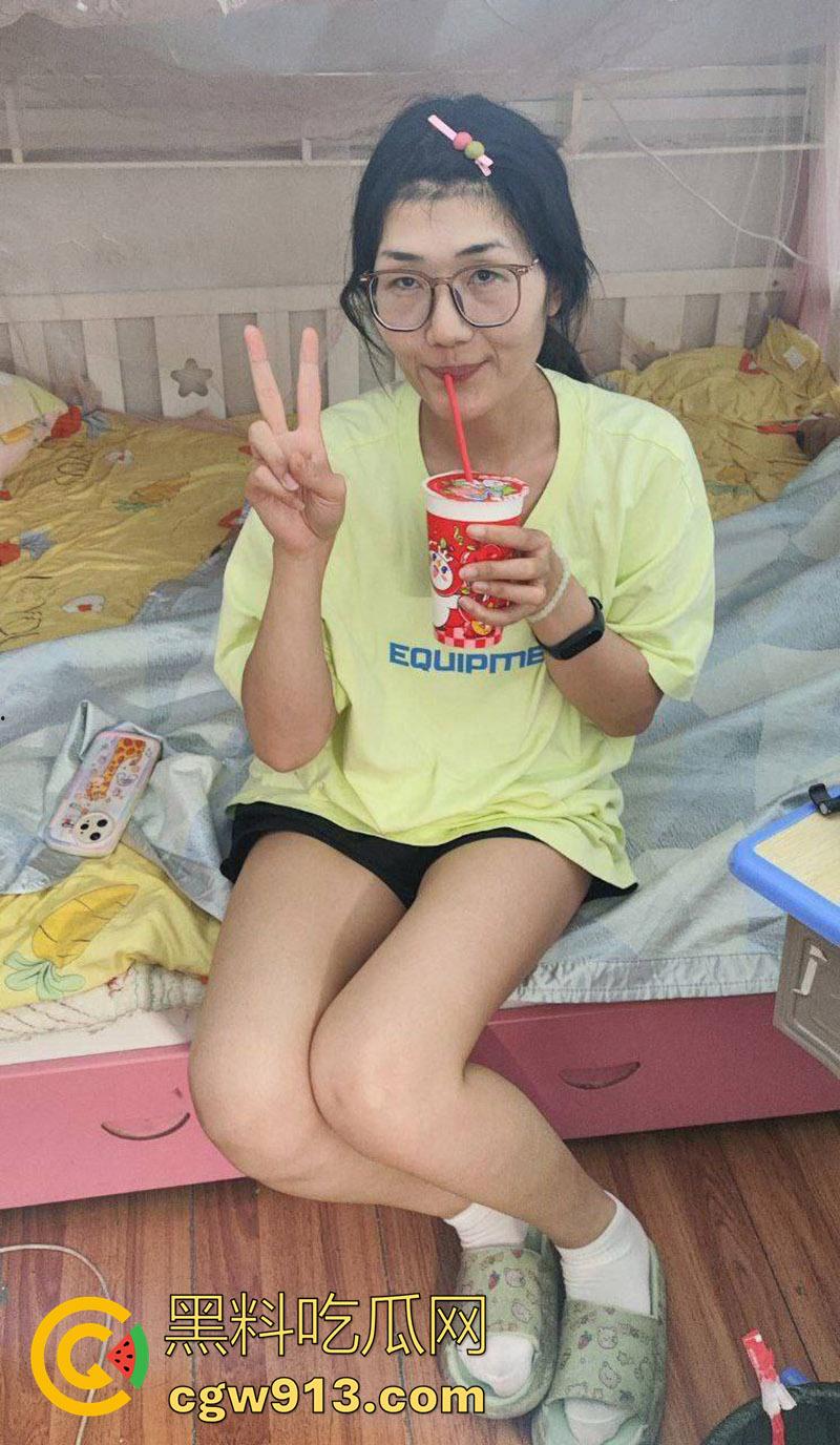 大哥投稿长腿眼镜厂妹，果然十个眼镜九个骚，竟背着偷偷约炮，被大哥发现偷情自拍，一怒之下将其曝光！-1