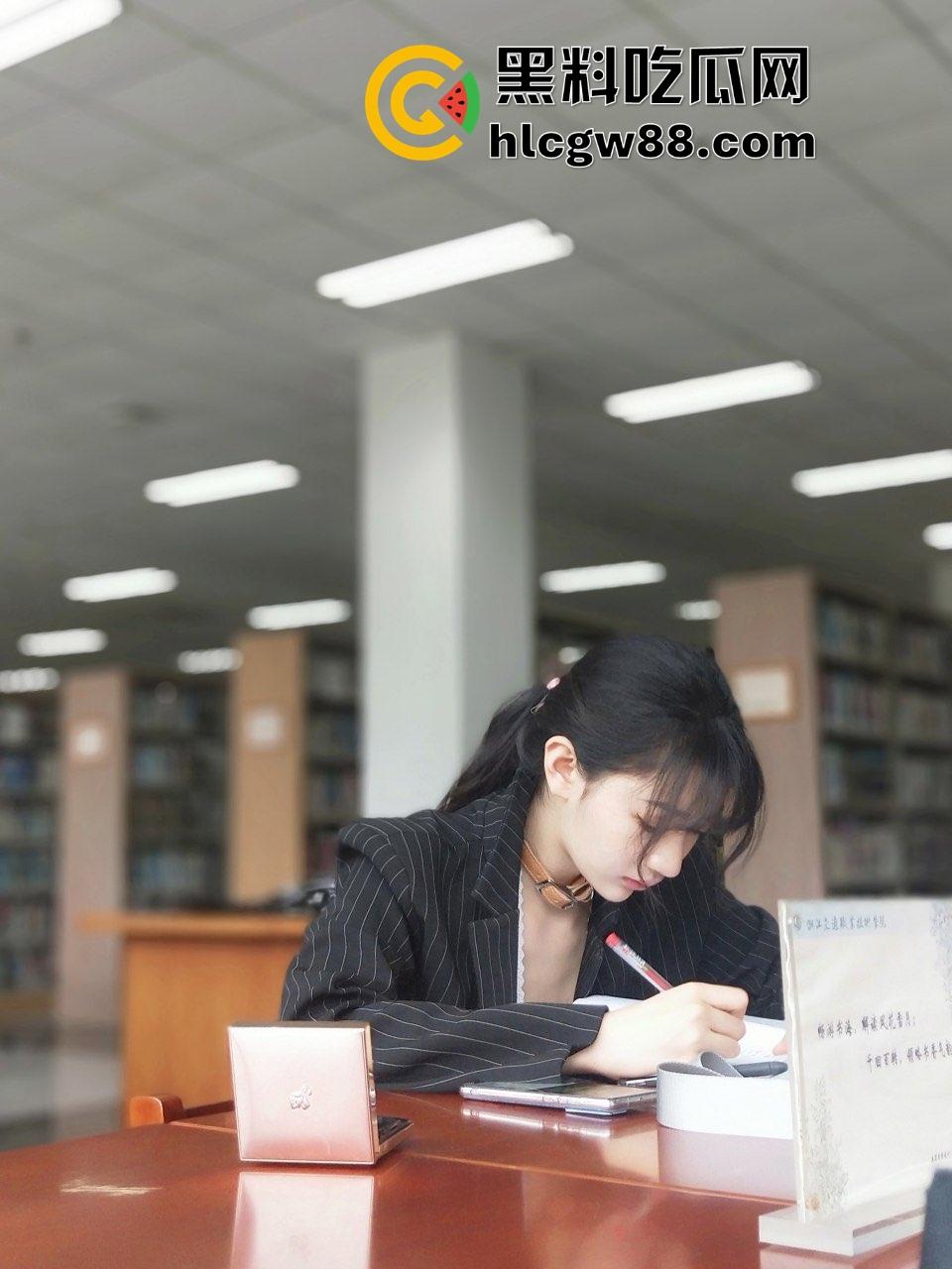 石家庄骨感御姐尤物【水冰月】黑丝勾魂,嫩白长腿夹爆鸡巴,金主无套狂插,骚洞白浆淌满地!-1