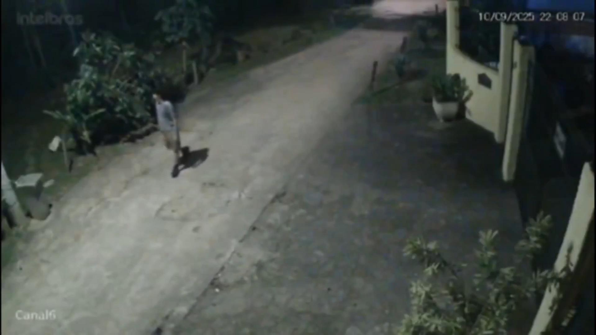 巴西心碎男分手后伤心欲绝，汽油自焚，监控曝光现场惨烈，大火吞噬全身，血肉模糊令人不忍直视-1