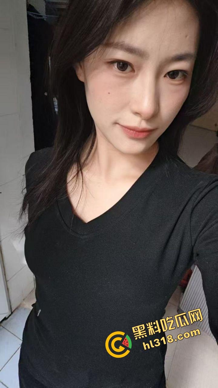 成都师范大学反差大学生实习母狗『刘倩』大街上巨乳外露,办公室没人就掏奶抠逼,裸着全身坐办公桌!-1