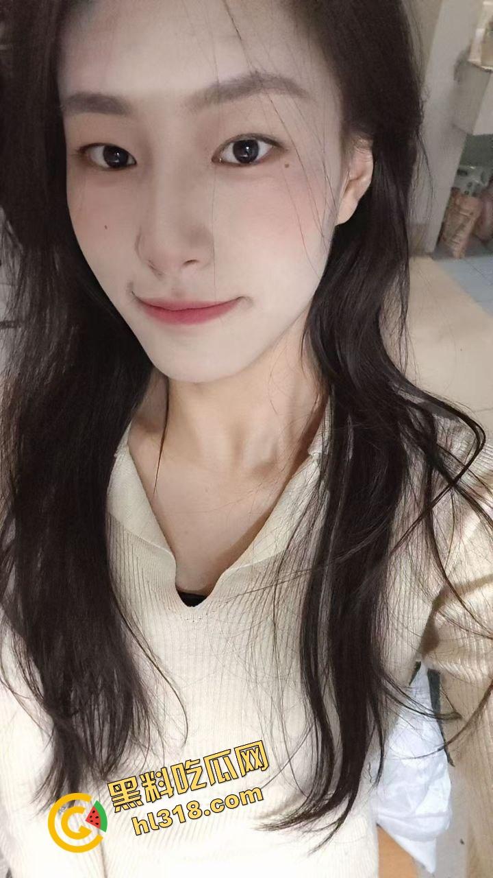 成都师范大学反差大学生实习母狗『刘倩』大街上巨乳外露,办公室没人就掏奶抠逼,裸着全身坐办公桌!-2