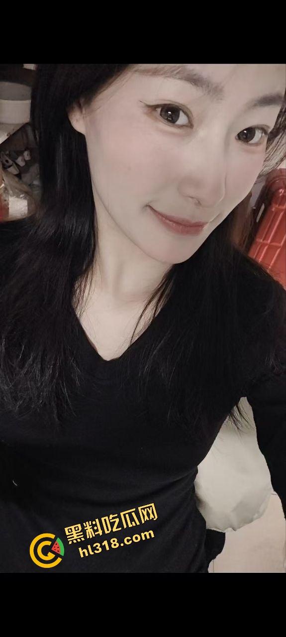 成都师范大学反差大学生实习母狗『刘倩』大街上巨乳外露,办公室没人就掏奶抠逼,裸着全身坐办公桌!-3