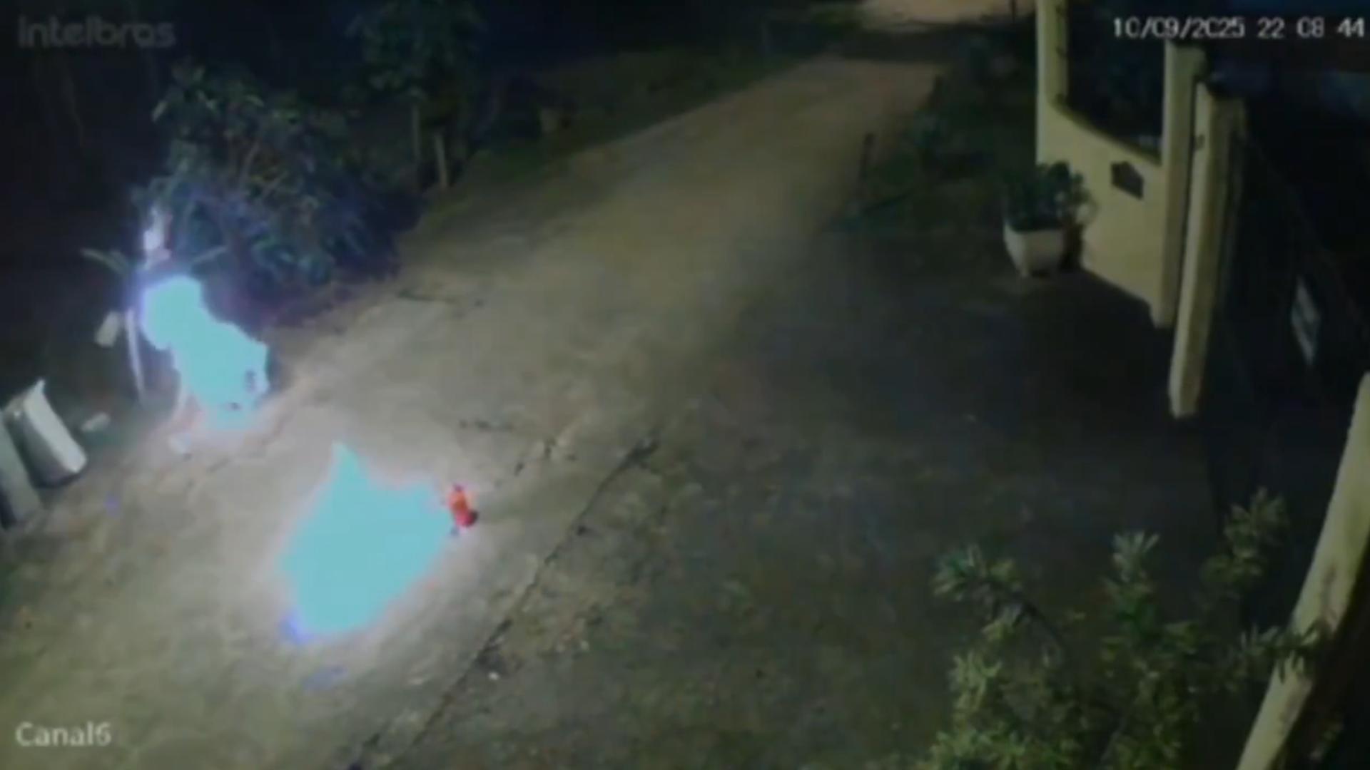 巴西心碎男分手后伤心欲绝，汽油自焚，监控曝光现场惨烈，大火吞噬全身，血肉模糊令人不忍直视-5