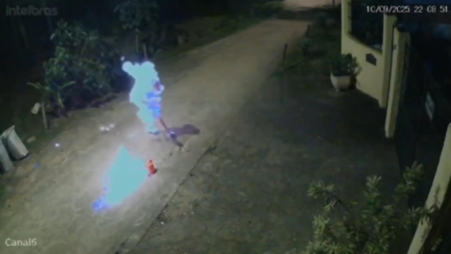 巴西心碎男分手后伤心欲绝，汽油自焚，监控曝光现场惨烈，大火吞噬全身，血肉模糊令人不忍直视-6