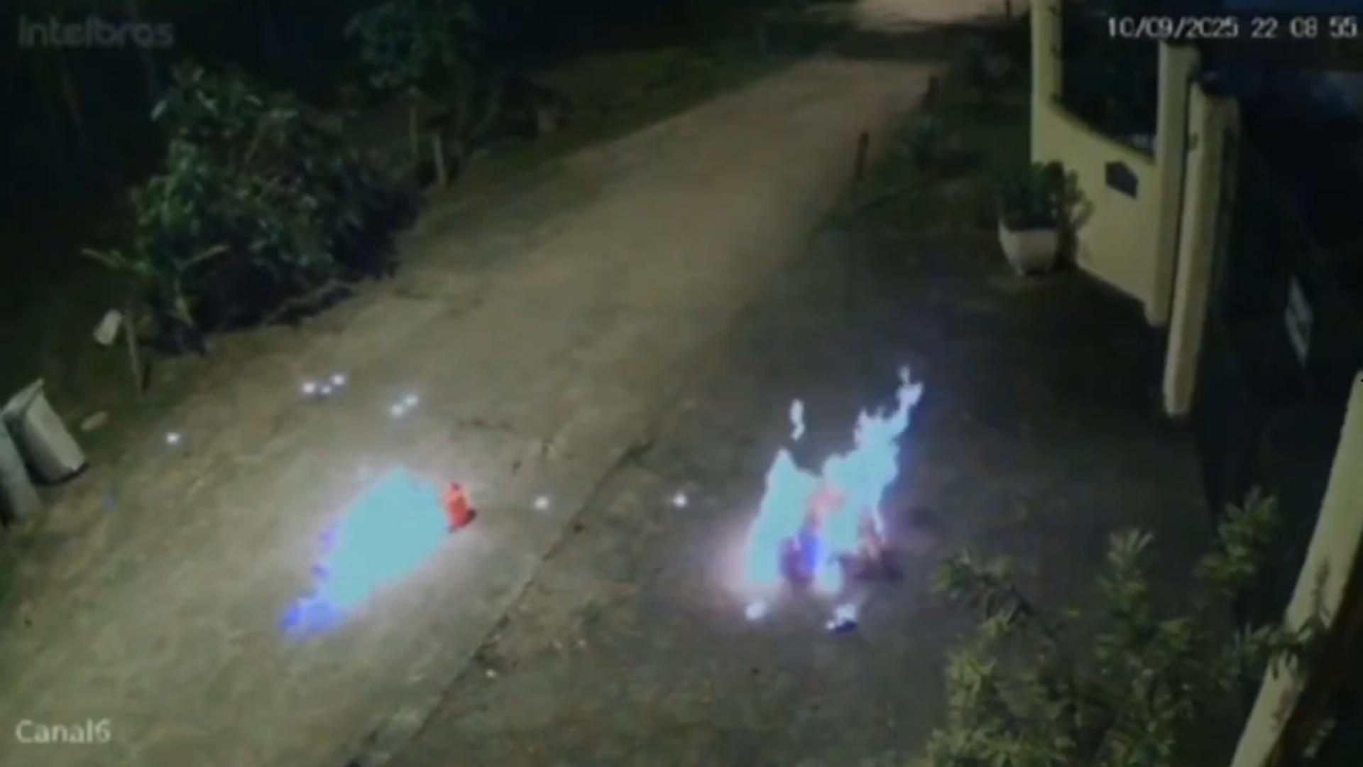 巴西心碎男分手后伤心欲绝，汽油自焚，监控曝光现场惨烈，大火吞噬全身，血肉模糊令人不忍直视-7