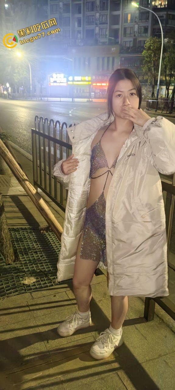 珠海幼师【刘欢欢】，野外露出粉鲍群P，SM调教淫叫震天，只为完成主人的任务!-5