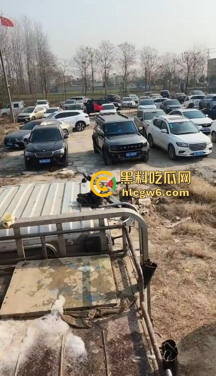 钓场内卷新高度 寒冬钓鱼佬穿羽绒服忍冻守鱼 光腿妹子在池边短裙跳舞性感加持,鱼没上钩人先成翘嘴!-1