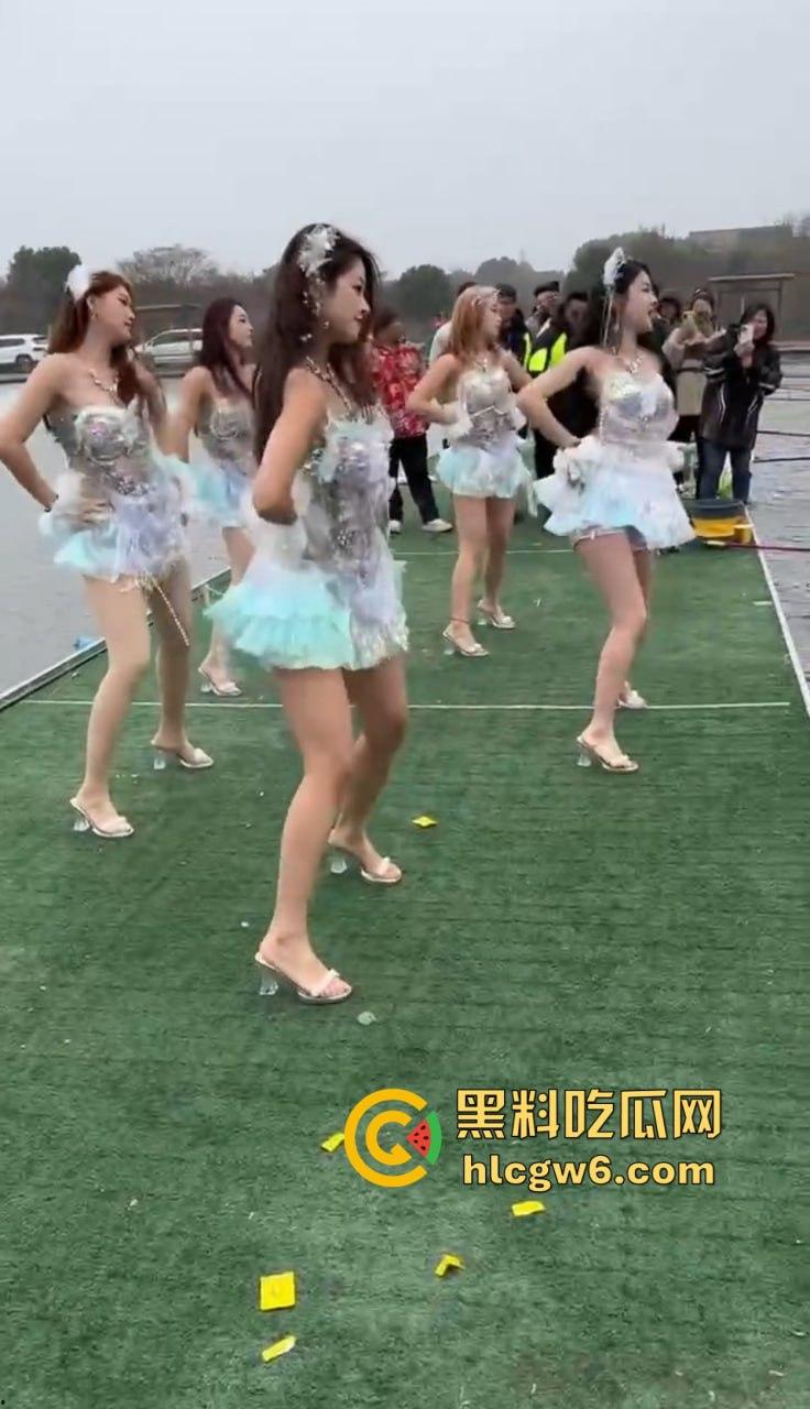钓场内卷新高度 寒冬钓鱼佬穿羽绒服忍冻守鱼 光腿妹子在池边短裙跳舞性感加持,鱼没上钩人先成翘嘴!-4