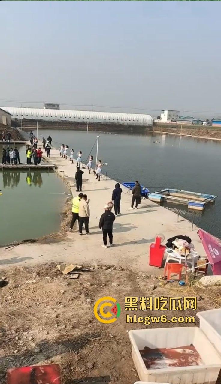 钓场内卷新高度 寒冬钓鱼佬穿羽绒服忍冻守鱼 光腿妹子在池边短裙跳舞性感加持,鱼没上钩人先成翘嘴!-5