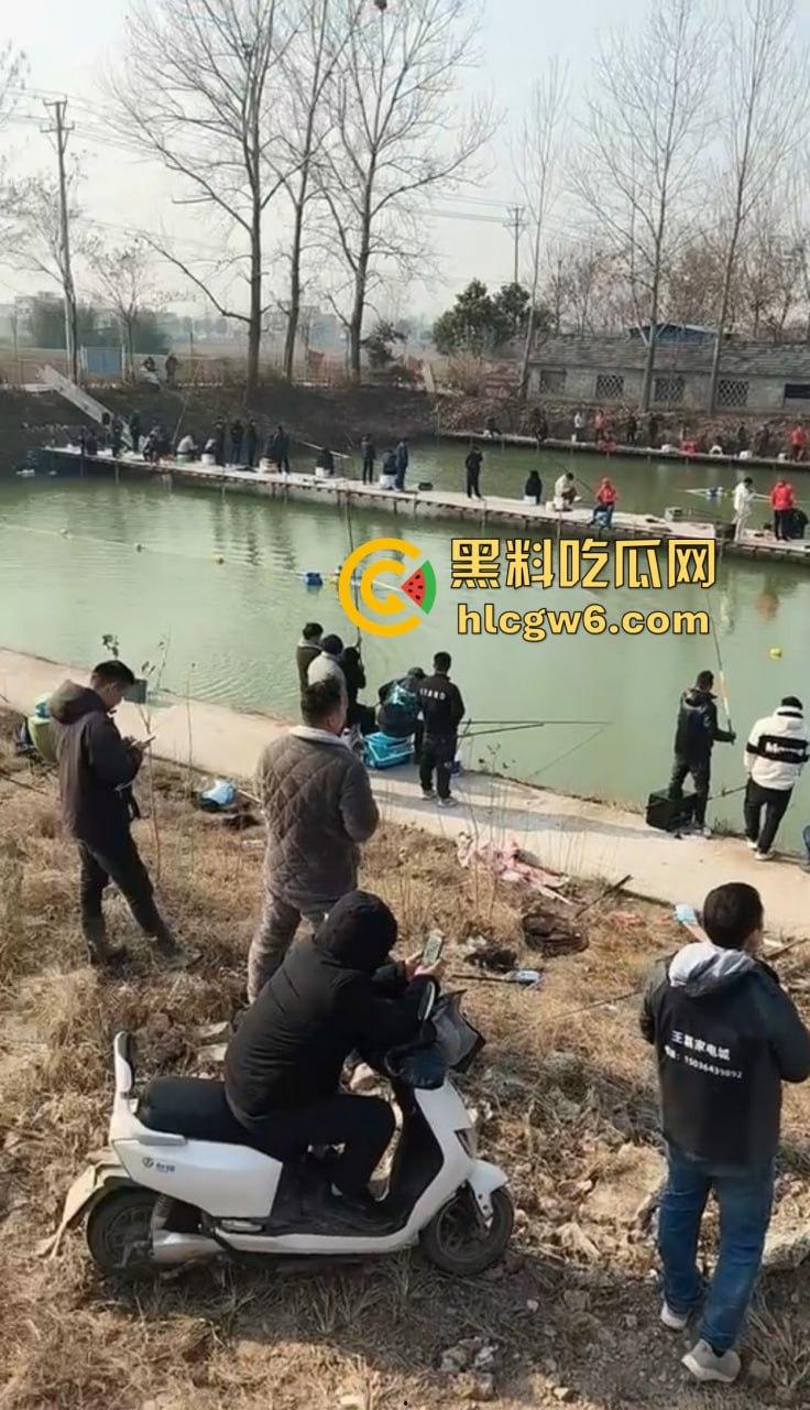 钓场内卷新高度 寒冬钓鱼佬穿羽绒服忍冻守鱼 光腿妹子在池边短裙跳舞性感加持,鱼没上钩人先成翘嘴!-6