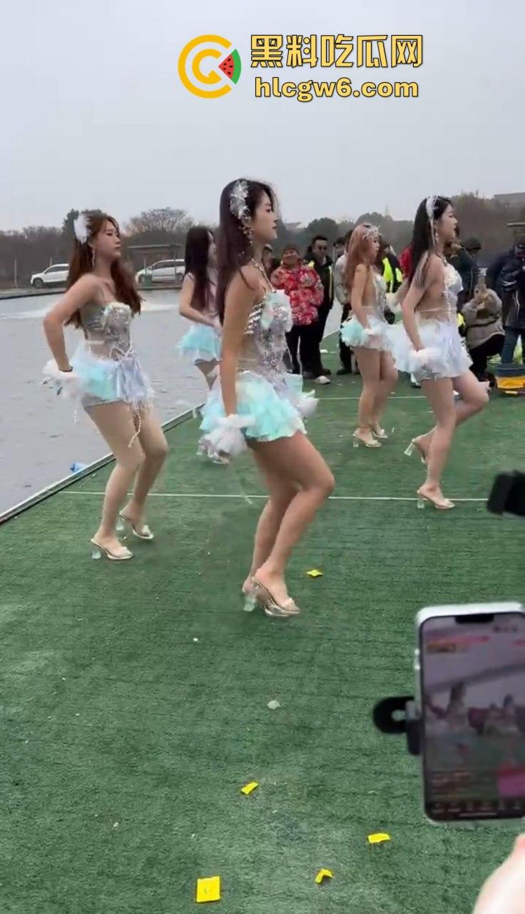 钓场内卷新高度 寒冬钓鱼佬穿羽绒服忍冻守鱼 光腿妹子在池边短裙跳舞性感加持,鱼没上钩人先成翘嘴!-8