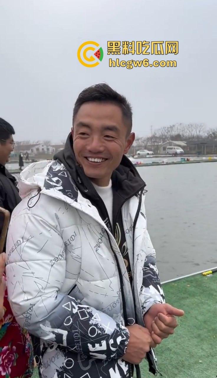 钓场内卷新高度 寒冬钓鱼佬穿羽绒服忍冻守鱼 光腿妹子在池边短裙跳舞性感加持,鱼没上钩人先成翘嘴!-9