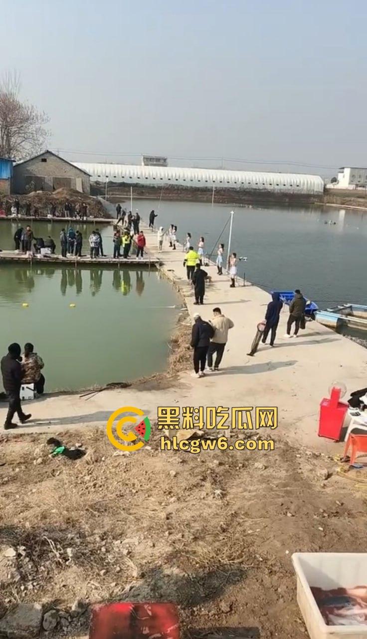 钓场内卷新高度 寒冬钓鱼佬穿羽绒服忍冻守鱼 光腿妹子在池边短裙跳舞性感加持,鱼没上钩人先成翘嘴!-10