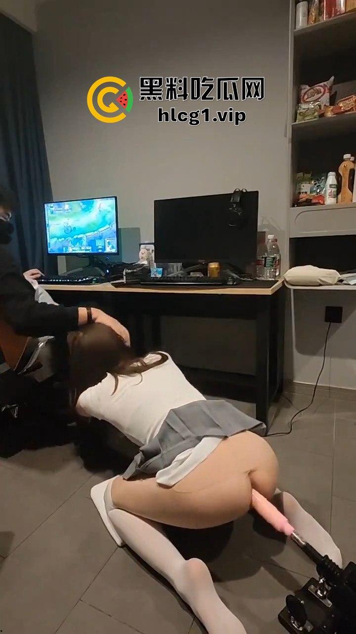 游戏不想被打扰?小哥用炮机哄女友,自顾自打游戏,真是高手!-4