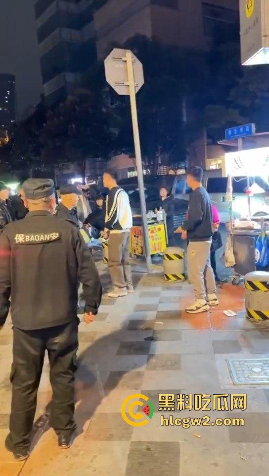 成都大妈和保安正面硬刚!保安制止摆摊,大妈不惯着,开水泼完再抡钢瓶,围观市民齐声叫好!-2