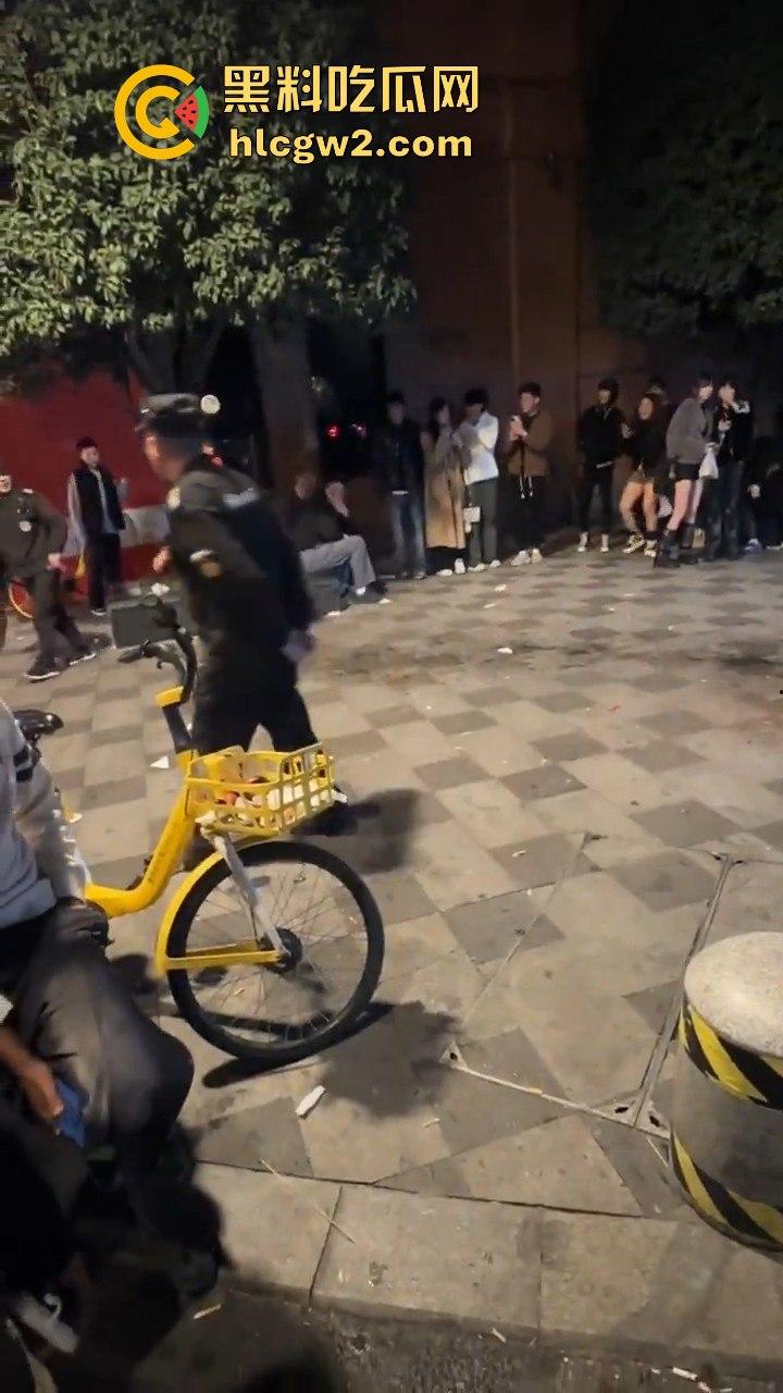 成都大妈和保安正面硬刚!保安制止摆摊,大妈不惯着,开水泼完再抡钢瓶,围观市民齐声叫好!-3