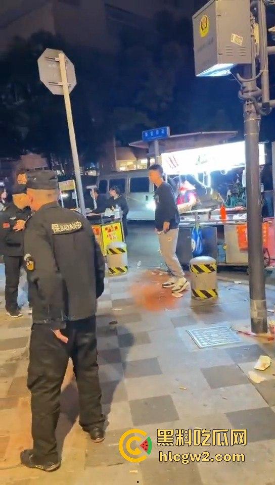 成都大妈和保安正面硬刚!保安制止摆摊,大妈不惯着,开水泼完再抡钢瓶,围观市民齐声叫好!-7