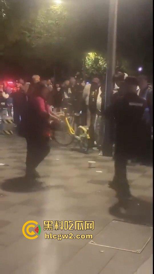 成都大妈和保安正面硬刚!保安制止摆摊,大妈不惯着,开水泼完再抡钢瓶,围观市民齐声叫好!-10