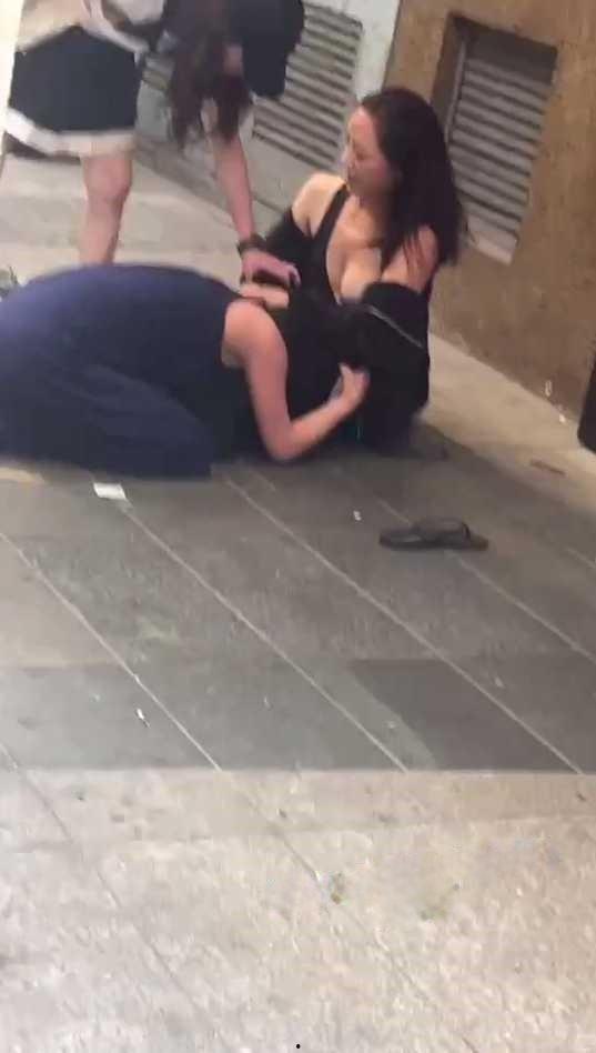 两集美醉酒后撒泼在大街上，撕扯露出大半个奶子，是提前商量好的还是不 小心的？-3