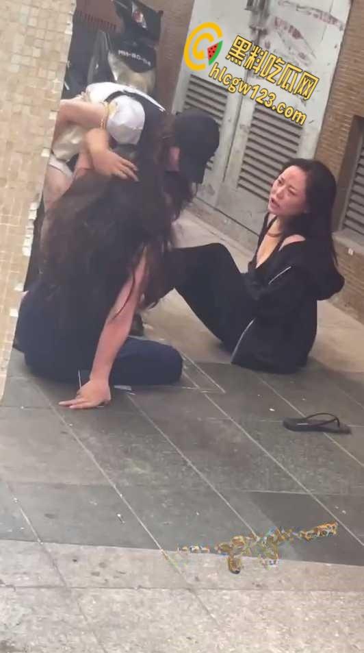 两集美醉酒后撒泼在大街上，撕扯露出大半个奶子，是提前商量好的还是不 小心的？-6