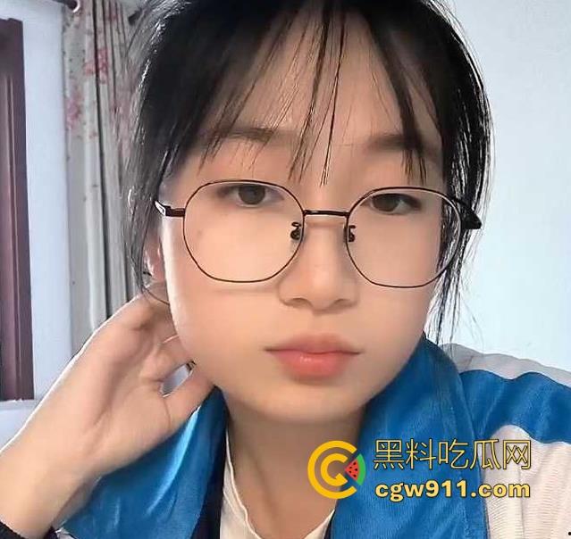 河北18岁高中女生自慰视频曝光，可爱身体被调教得一碰就出水，教室大胆自慰逼毛浓密骚水多，反差小母狗！-1