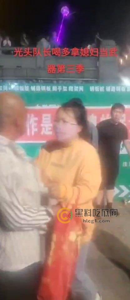 佳木斯江边保安醉酒闹事，欺负小孩还拿媳妇当挡箭牌，路人都在骂他娘！-4