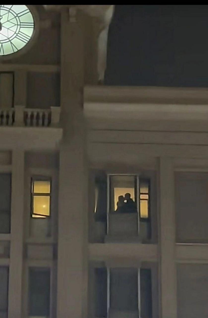 城会玩!小情侣跨年夜亲热,没想到成为直播现场-1