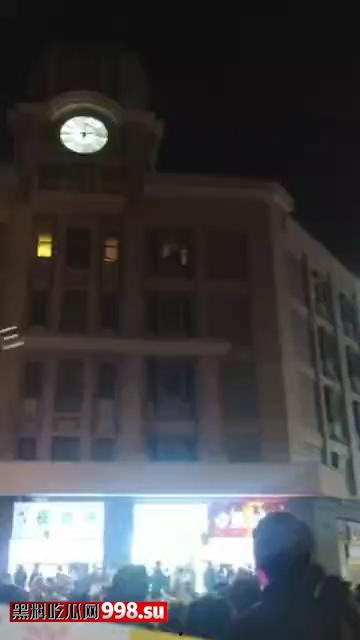 城会玩!小情侣跨年夜亲热,没想到成为直播现场-2