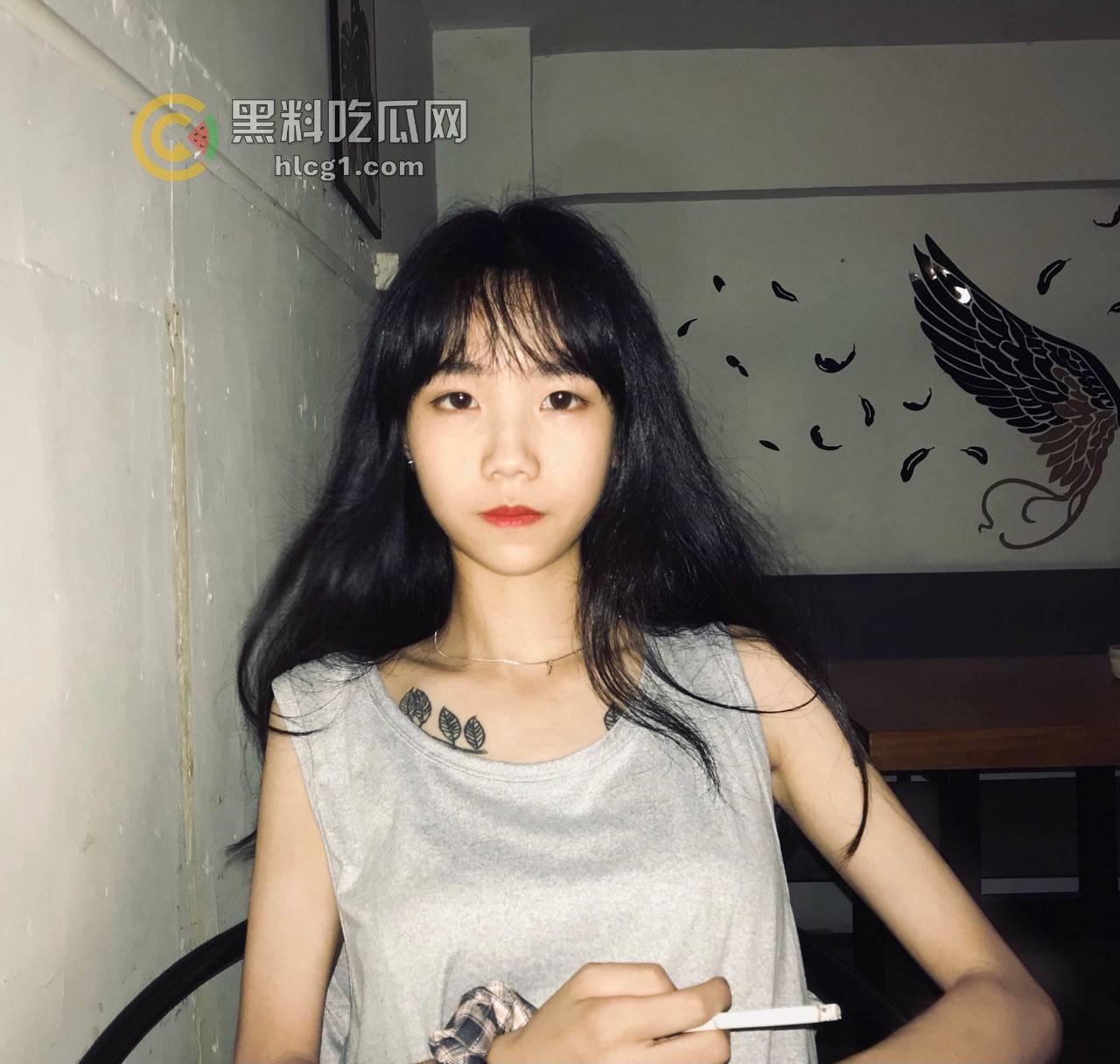 2002年小嫩妹自拍裸照泄露,白嫩光滑的完美身材引发围观!-1