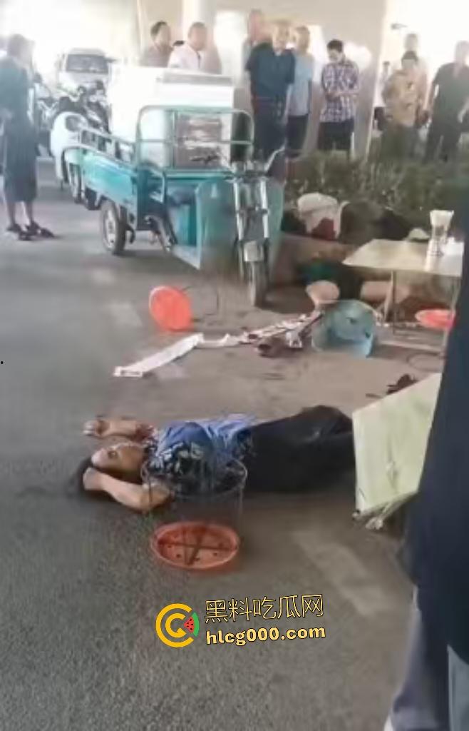 河南中牟摊位争夺战遭捅杀!三人被捅身亡,摊位血流成河,菜品上直接变血红色!-2