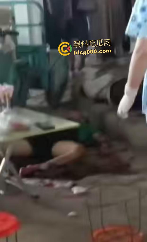 河南中牟摊位争夺战遭捅杀!三人被捅身亡,摊位血流成河,菜品上直接变血红色!-6