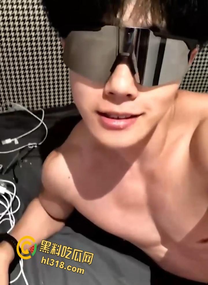 抖音肌肉猛男网红【友哥】，富婆定制撸管视频曝光，面对镜头带上标志性的墨镜，开始激情撸管 ！-6