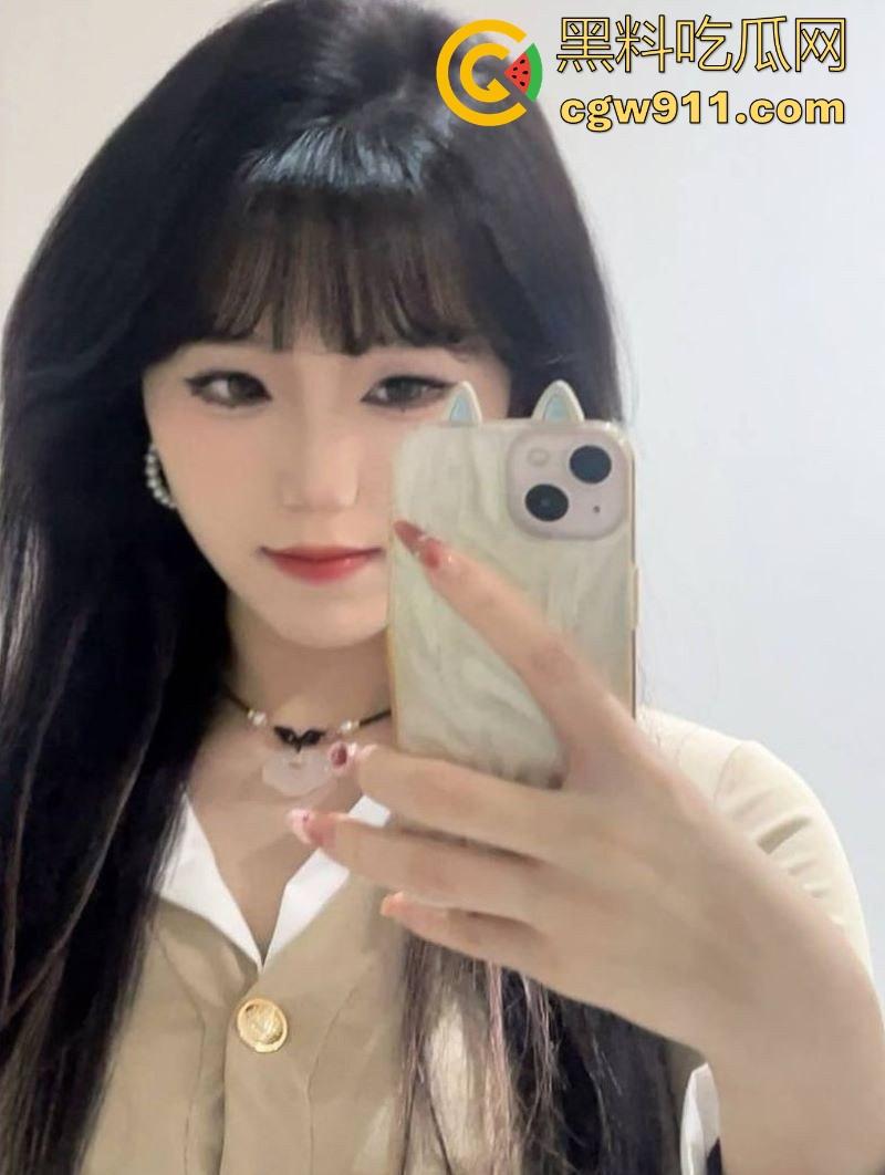 骚逼大嫂的饭后水果,火龙果涂抹鸡巴,嫂子狂舔大屌,骑乘舔奶猛操,狠狠内射塞满骚逼!-1