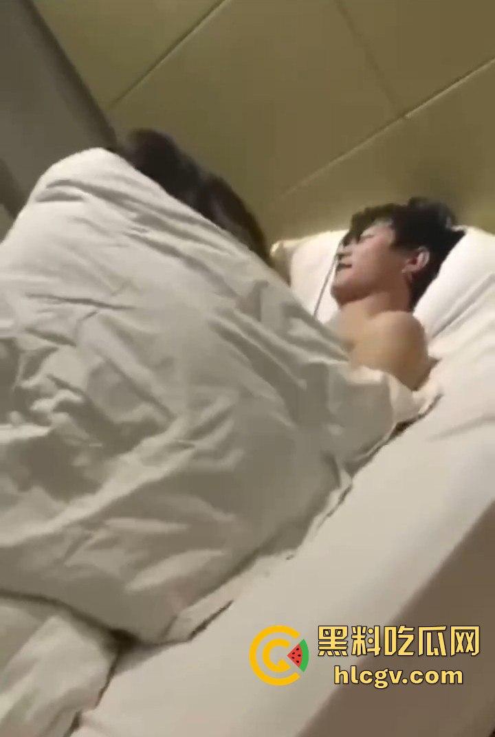 拼多多众筹给兄弟叫鸡，标间5人围观！鸡被搞得尴尬盖被子，兄弟们打牌听歌完全不尊重现场版AV！-1