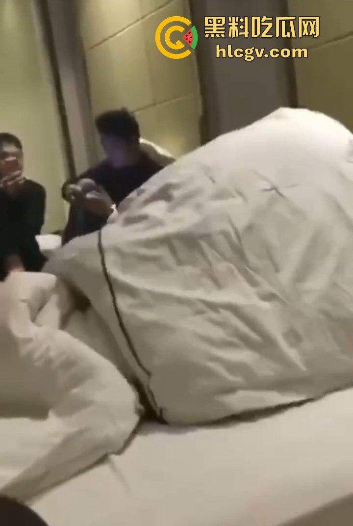 拼多多众筹给兄弟叫鸡，标间5人围观！鸡被搞得尴尬盖被子，兄弟们打牌听歌完全不尊重现场版AV！-2