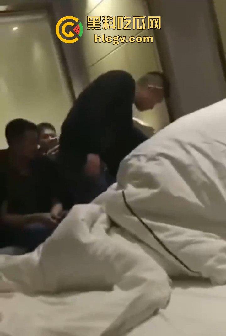 拼多多众筹给兄弟叫鸡，标间5人围观！鸡被搞得尴尬盖被子，兄弟们打牌听歌完全不尊重现场版AV！-3