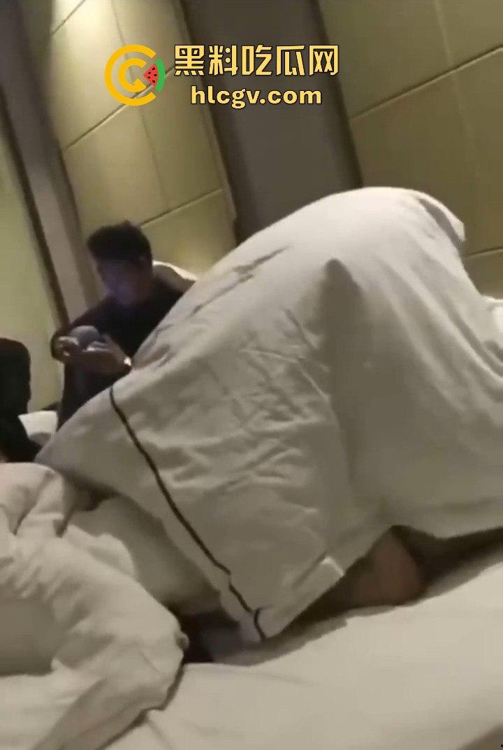 拼多多众筹给兄弟叫鸡，标间5人围观！鸡被搞得尴尬盖被子，兄弟们打牌听歌完全不尊重现场版AV！-6