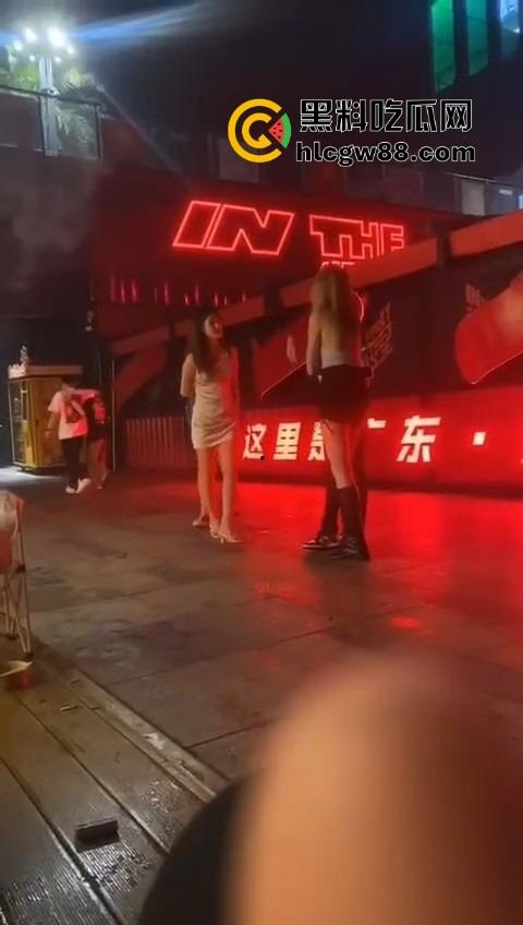 广东精神小妹街头火拼!齐逼小短裙说干就干,现场头发乱飞,裙子一抬春光乍泄,围观小伙猛抽烟围观!-1