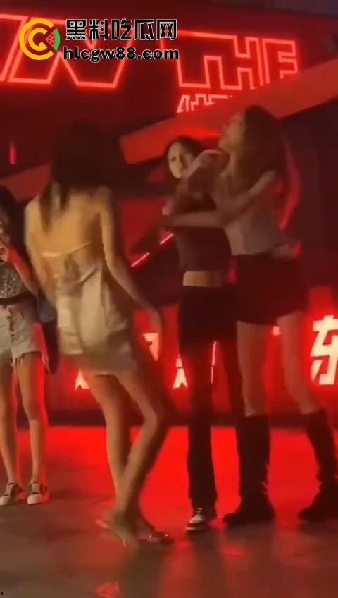 广东精神小妹街头火拼!齐逼小短裙说干就干,现场头发乱飞,裙子一抬春光乍泄,围观小伙猛抽烟围观!-5