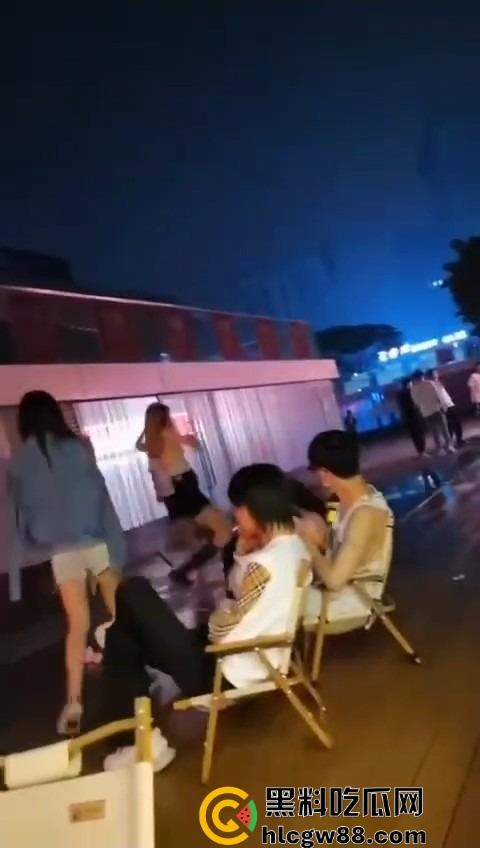 广东精神小妹街头火拼!齐逼小短裙说干就干,现场头发乱飞,裙子一抬春光乍泄,围观小伙猛抽烟围观!-7