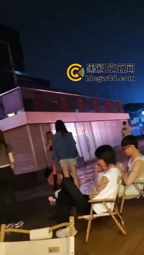 广东精神小妹街头火拼!齐逼小短裙说干就干,现场头发乱飞,裙子一抬春光乍泄,围观小伙猛抽烟围观!-8