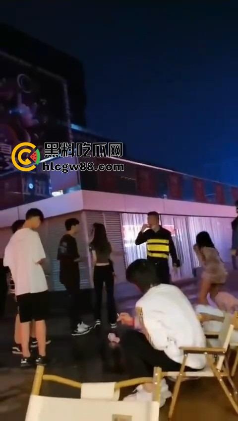 广东精神小妹街头火拼!齐逼小短裙说干就干,现场头发乱飞,裙子一抬春光乍泄,围观小伙猛抽烟围观!-11