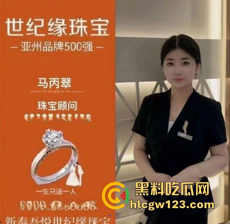 520抓奸撕逼大戏！新泰世纪缘珠宝【马丙翠】插足婚姻被原配当场暴打 从商场里揍到大街 保安都拦不住！-3