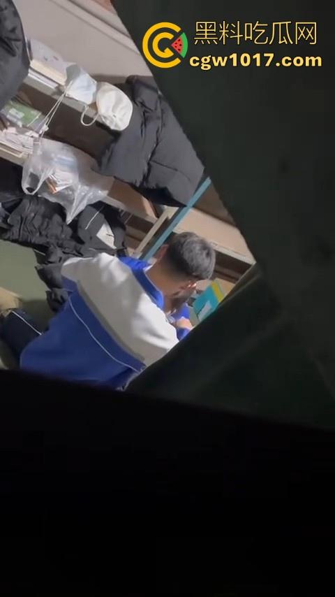 学生情侣学校储藏室偷吃禁果被偷拍,直接解开裤子让女的舔硬然后压倒抽插,淫荡小穴疯狂流水,是真的羡慕呀!-4